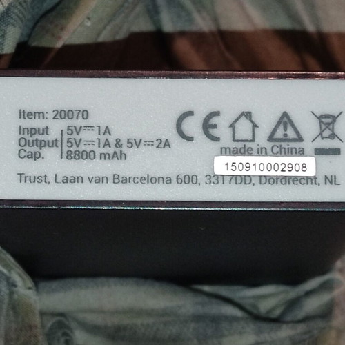 Powerbank 8800mAh used with two USB-A outputs and cables