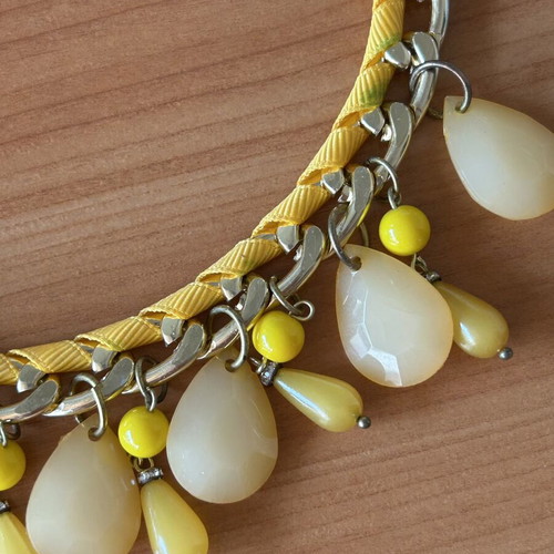 Necklace set like new, 2 bright summer colors