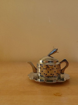 Metal tea strainer like new