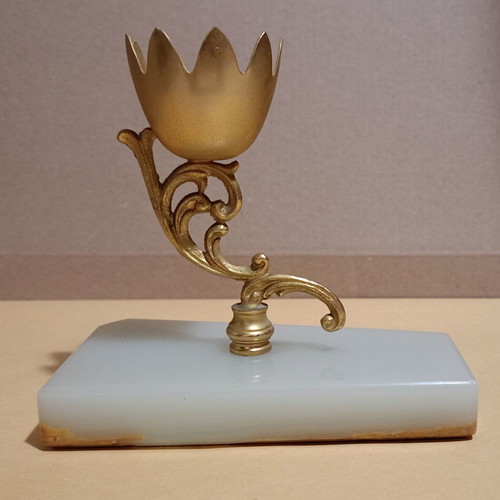 Decorative onyx with bronze used