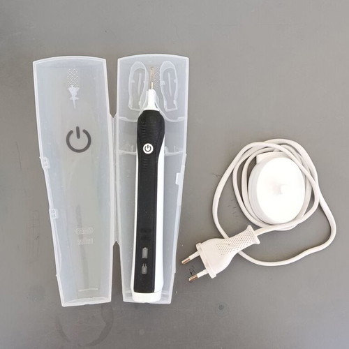 Oral B Pro 3756 electric toothbrush like new with charger and travel case