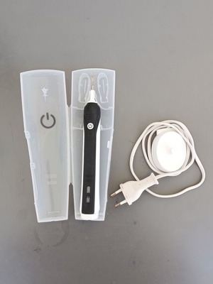 Oral B Pro 3756 electric toothbrush like new with charger and travel case