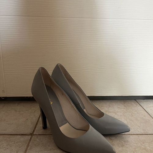 High Heels size 38 like new, gray