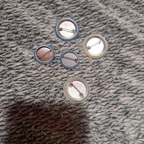 Pins set of 5 like new, two sizes, multicolor
