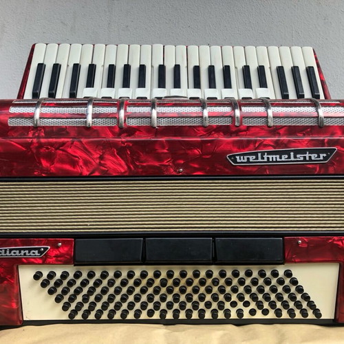 Weltmeister Diana accordion like new, red pearl
