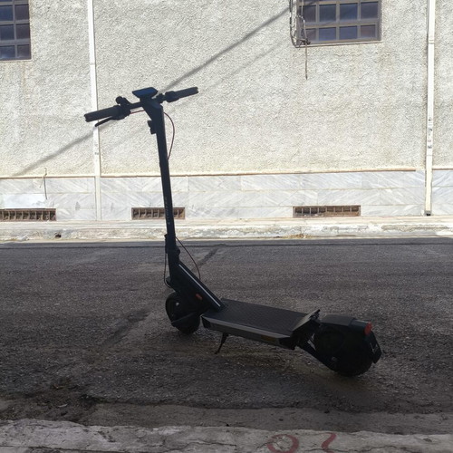Navee S40 electric scooter like new with security chain