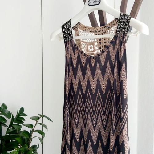 Access maxi dress like new, fitted with embroidery, black and beige
