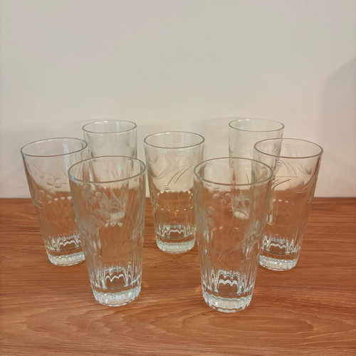 Glass water glasses new, 7 pieces, 2 carved designs