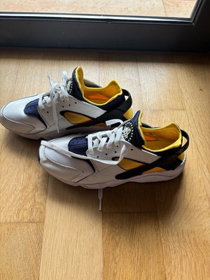 Nike Air athletic shoes size 44 like new, black and white