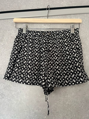 Zara women's short low-rise shorts XS like new, black and white