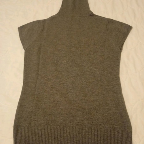 Guess sleeveless sweater gray like new, size XS-Small