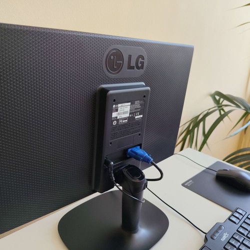 Desktop PC set Pentium 3GHz 4GB RAM with LG 19" monitor, keyboard, mouse, speakers