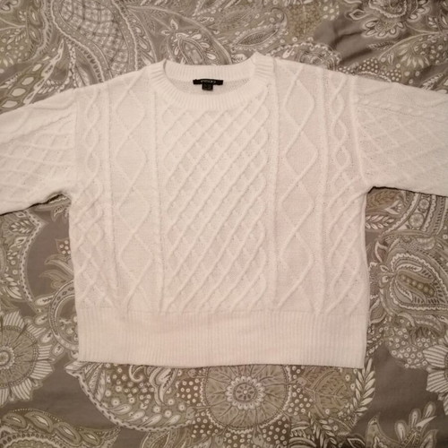 Pullover size S-M like new, white, knit pattern