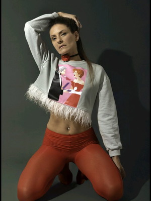 Crop sweatshirt new, grey with pretty woman print and feathers