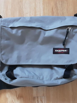 Τσάντα ταχυδρόμου Eastpak, γκρι, με επέκταση