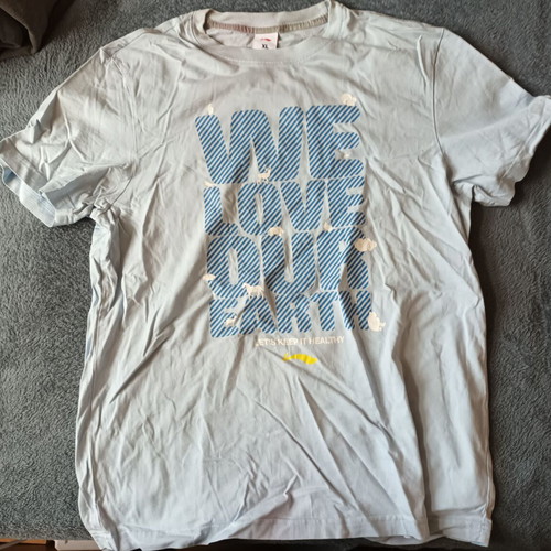 Clothing bundle like new, including sweaters, t-shirts, jackets