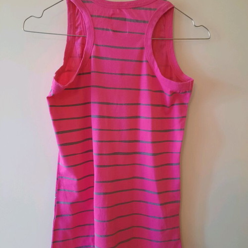 Xdye sleeveless top fuchsia medium like new with bird design