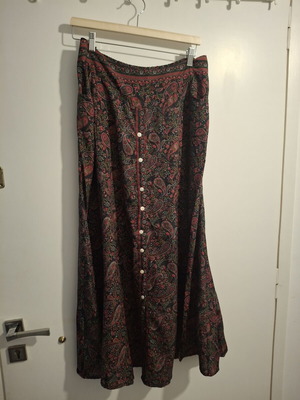 Μακριά boho φούστα σαν καινούργια με λαχούρια και διακοσμητικά κουμπάκια