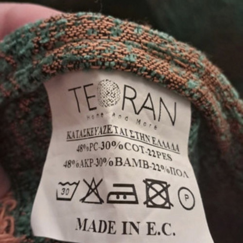Throws and 3 pillows like new for two- and three-seater sofa