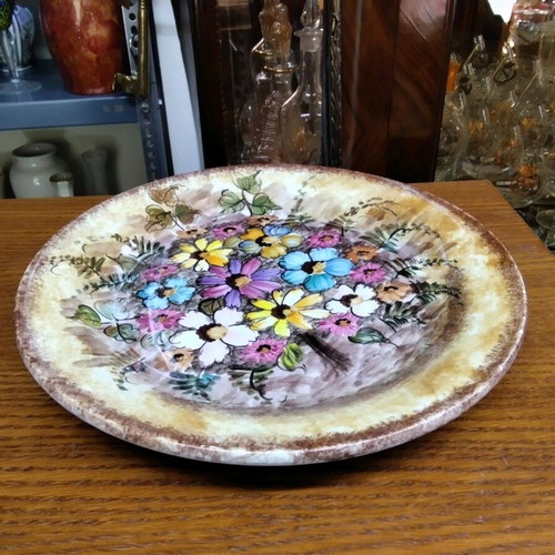 Decorative wall plate 32x32 with floral background like new