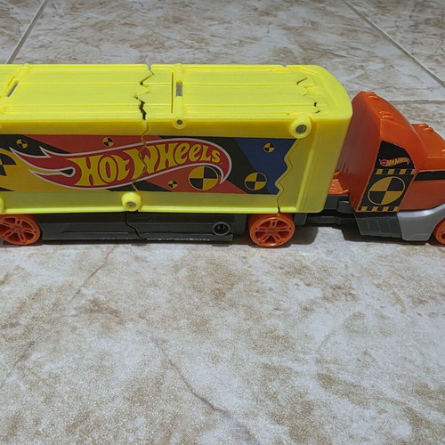 Hot Wheels Deluxe Truck like new