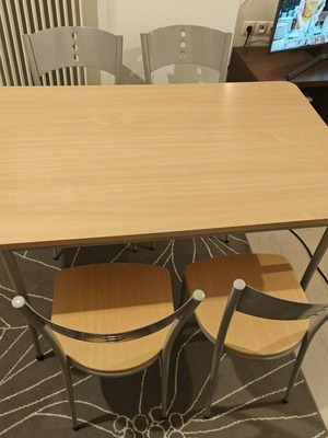 Τραπεζαρία κουζίνας μεταχειρισμένη με 4 καρέκλες, μεταλλικό σκελετό και ξύλινη επιφάνεια μελαμίνης