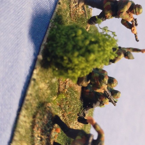 Mini diorama German paratroopers 1/72 scale like new