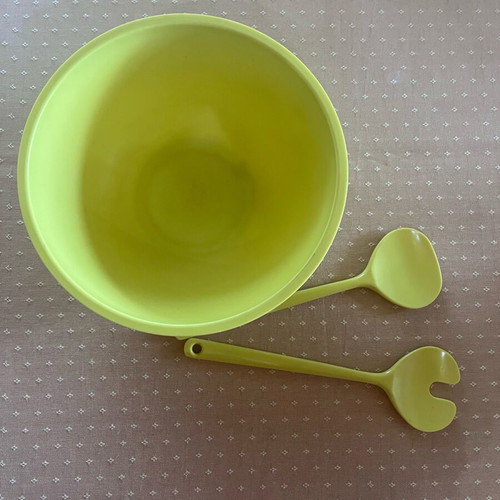 Serving bowl like new 26 x 13