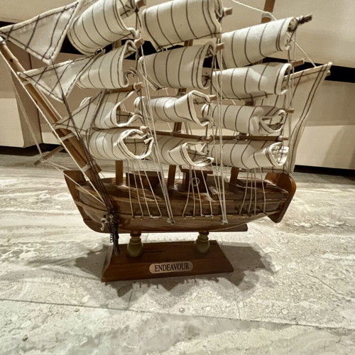 Ξύλινο διακοσμητικό καράβι Endeavour μεταχειρισμένο με υφασμάτινα πανιά