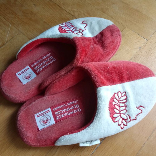 Olympiakos kids slippers size 33/34 Domino like new, winter