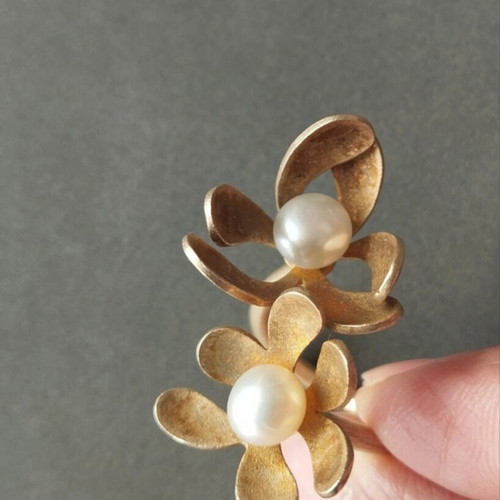 Gold-plated silver ring with pearls, flower design