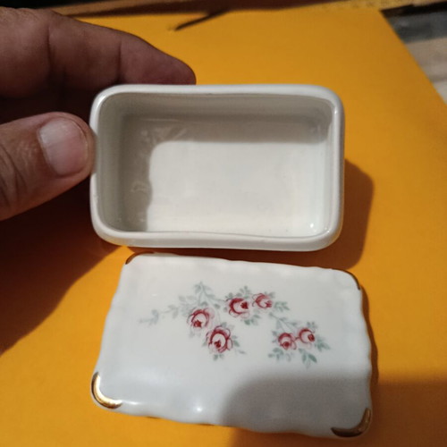 Porcelain jewelry box like new, small decorative container