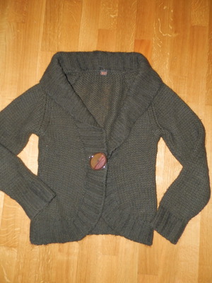 Μαλλινή ζακέτα μεταχειρισμένη με ένα πολύ μεγάλο κουμπί, small/medium