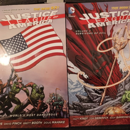 DC comics pack of 2 like new, English