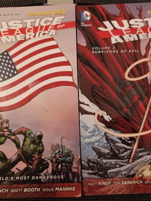 DC comics pack of 2 like new, English