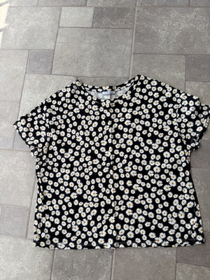 Zara blouse with daisy pattern, small, like new, cool fabric