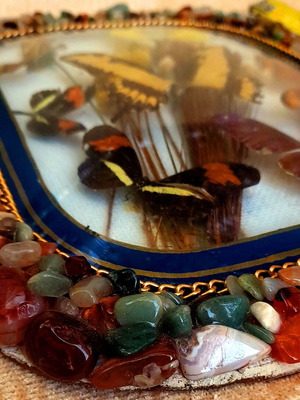 Vintage κάδρο με 7 αληθινές πεταλούδες taxidermy και κορνίζα από φυσικά πετρώματα