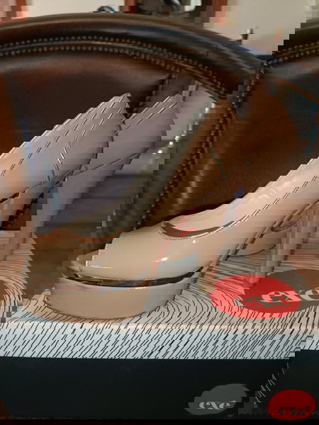 Γόβες μπεζ exe