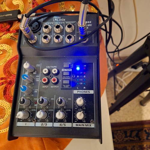 DSP 108 powered speaker 800W like new