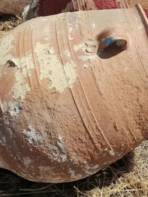 Παλαιό κριτηκό κεραμικό πιθάρι.