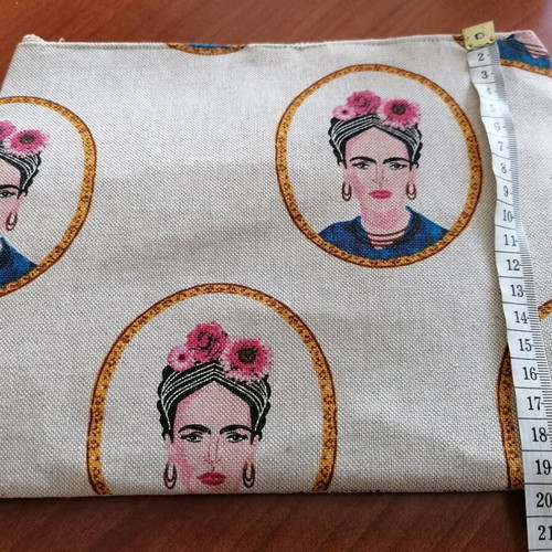 Toiletry bag with Frida Kahlo like new, beige