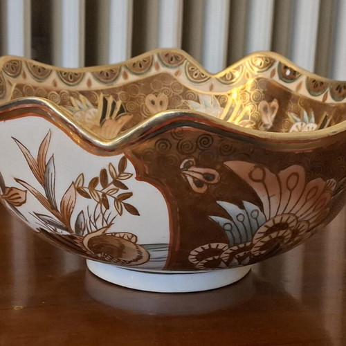 Chinese porcelain bowl like new with gilded details and lotus design