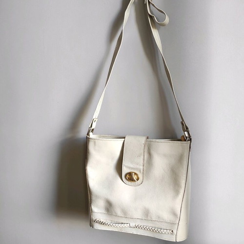 Leather bag used 17x23 cm with zipper and clasp