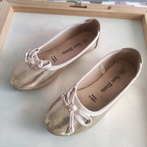 Gold-colored shoes like new, size 29, barely worn