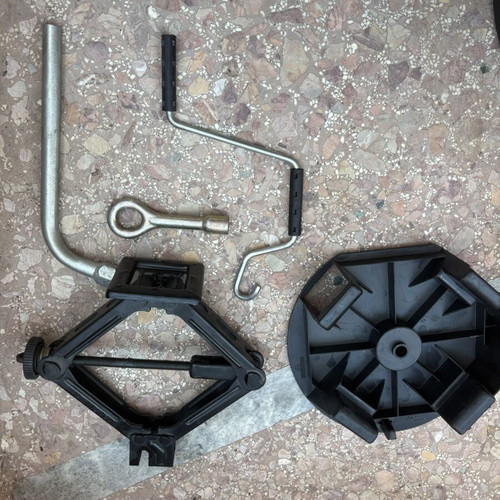 Fiat Punto jack set like new with wrench, handle, and towing ring