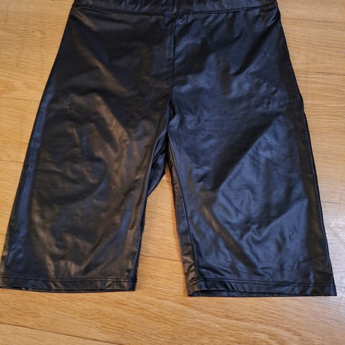 Bershka short leather leggings black like new, size L