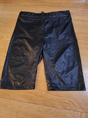 Bershka short leather leggings black like new, size L