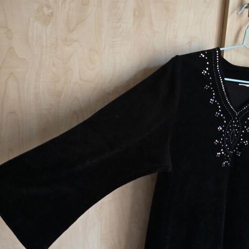 Black velvet top with V-neck and rhinestone decoration, 3/4 sleeves