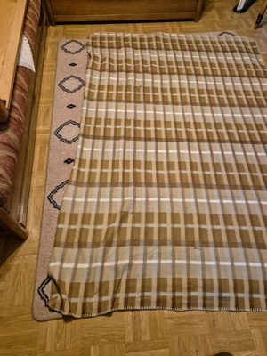 Blanket type karo nylon like new, light brown