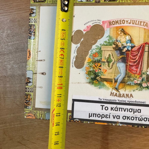 Romeo y Julieta wooden cigar box used, empty